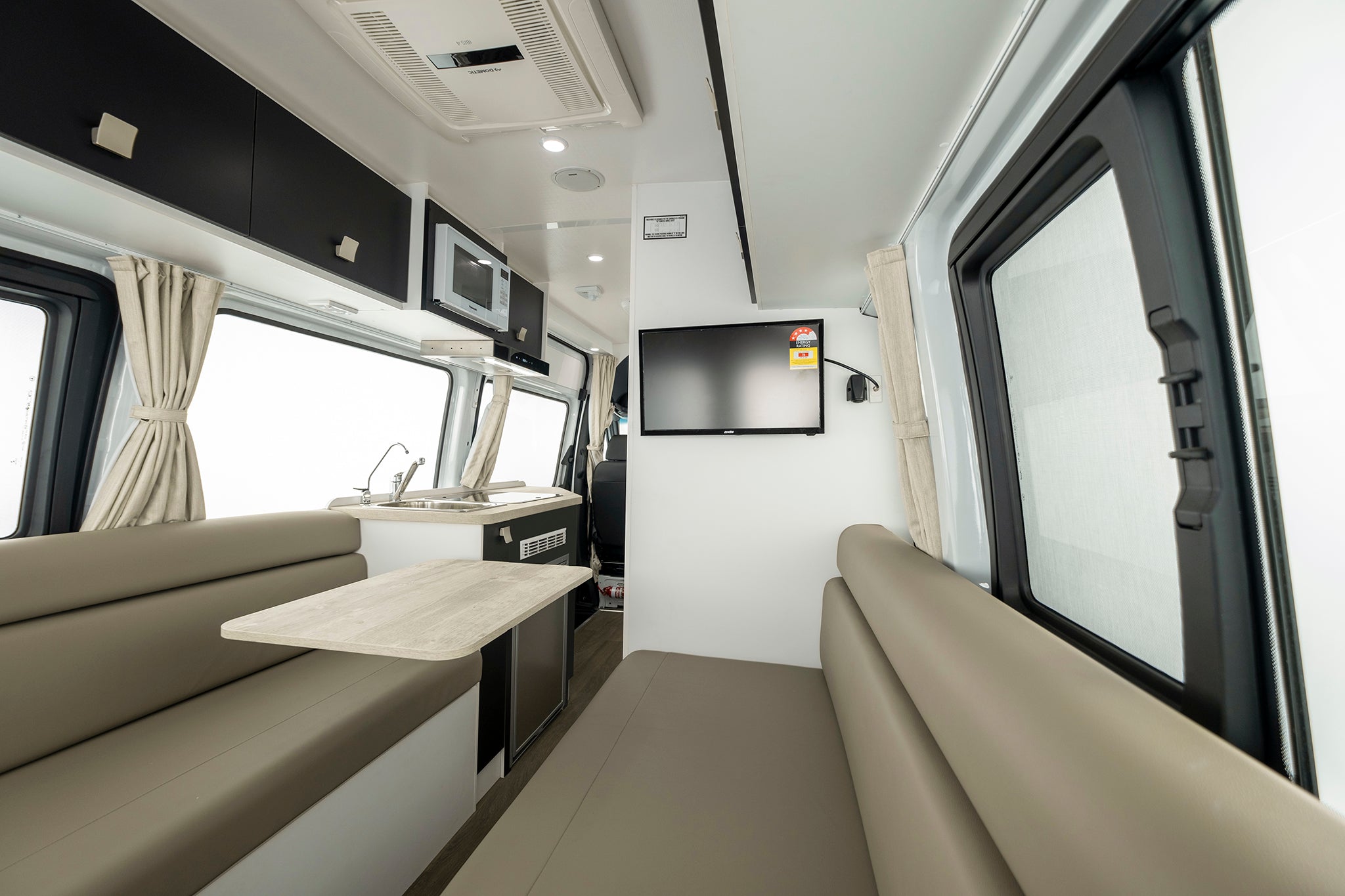 Winnebago Bondi 4S table and lounge