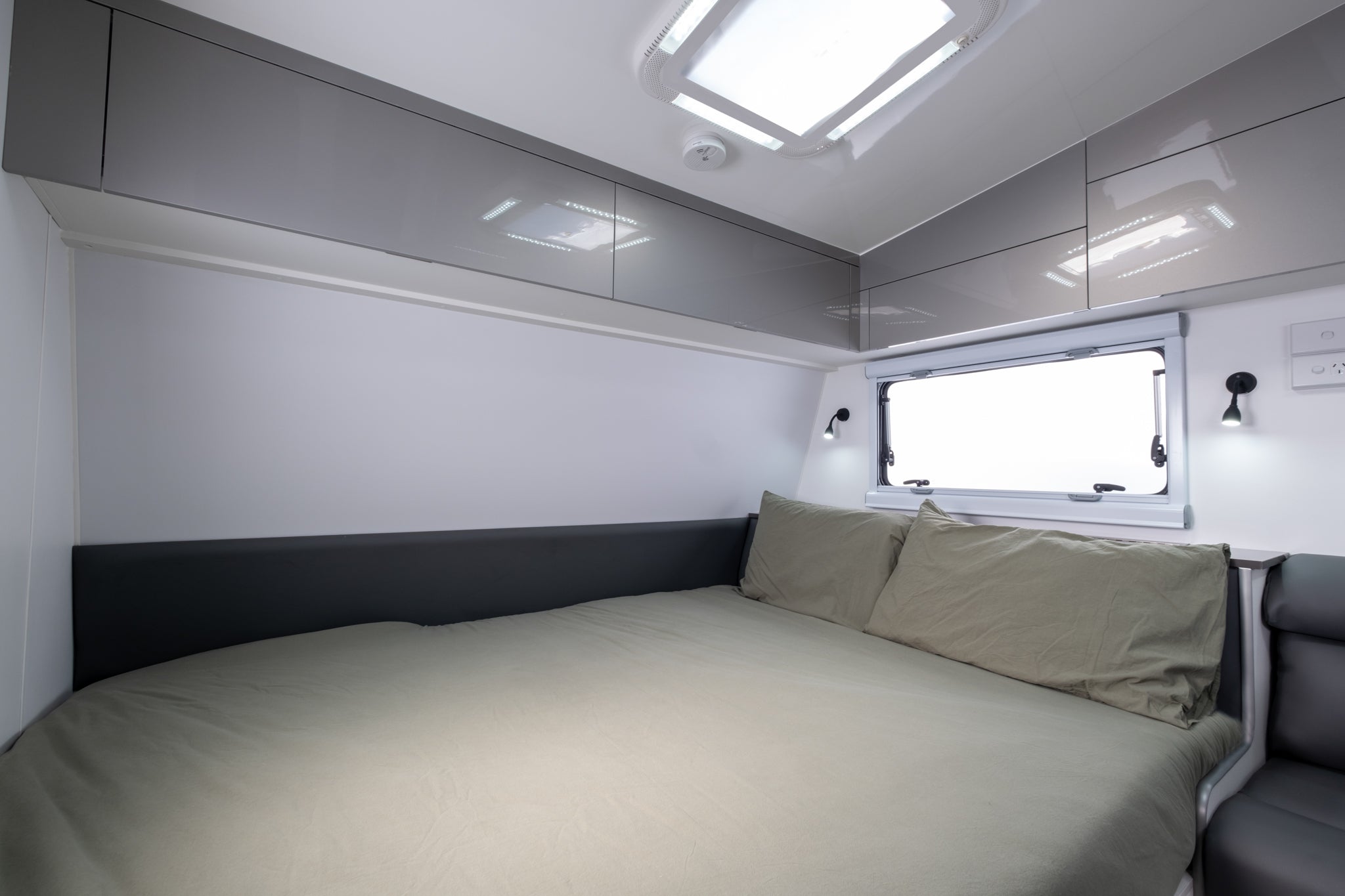 Coromal Thrill Seeker 18'6 Family east to west double bed