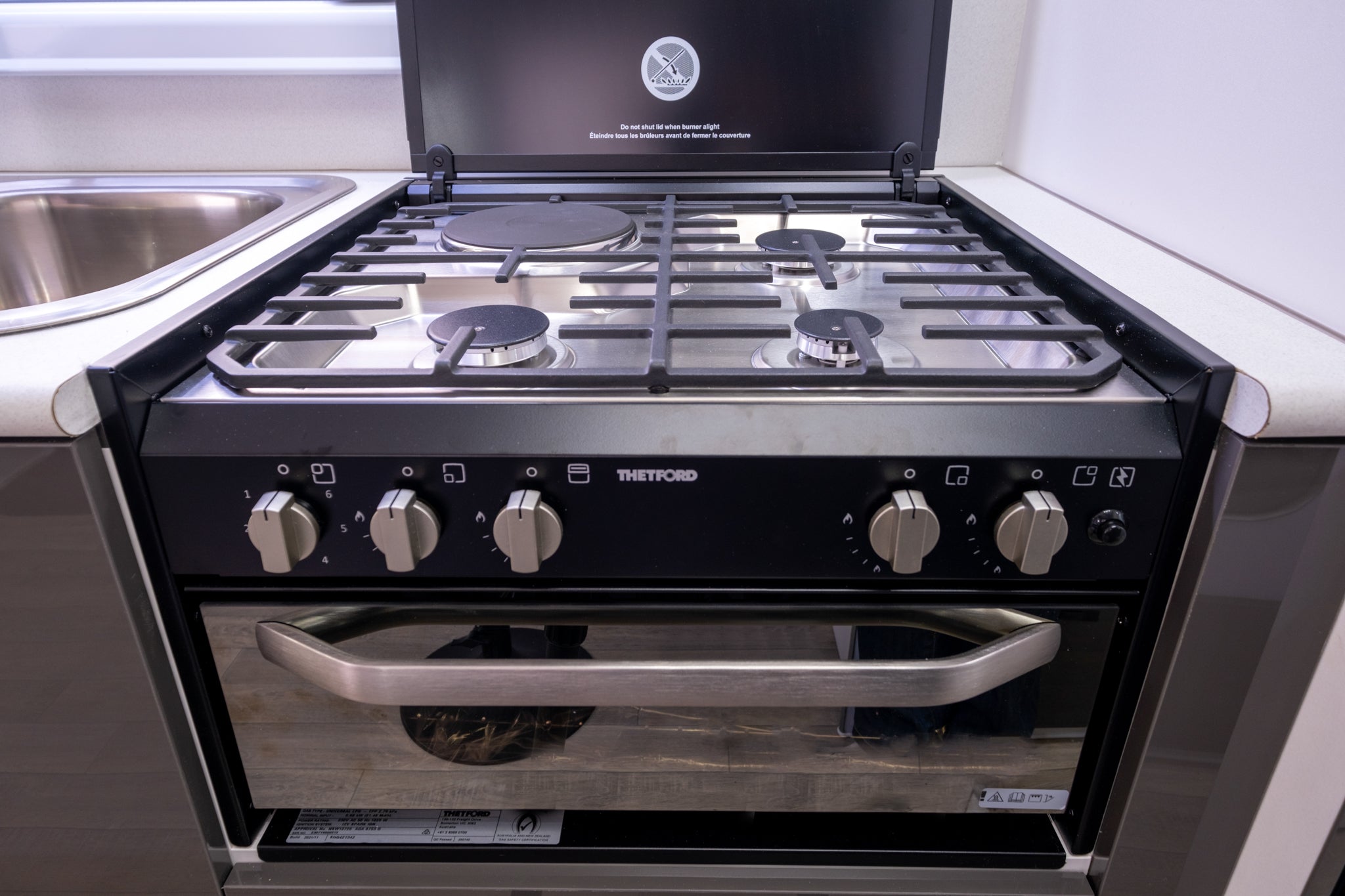 Coromal Thrill Seeker 21'6" Family stove-top and oven 
