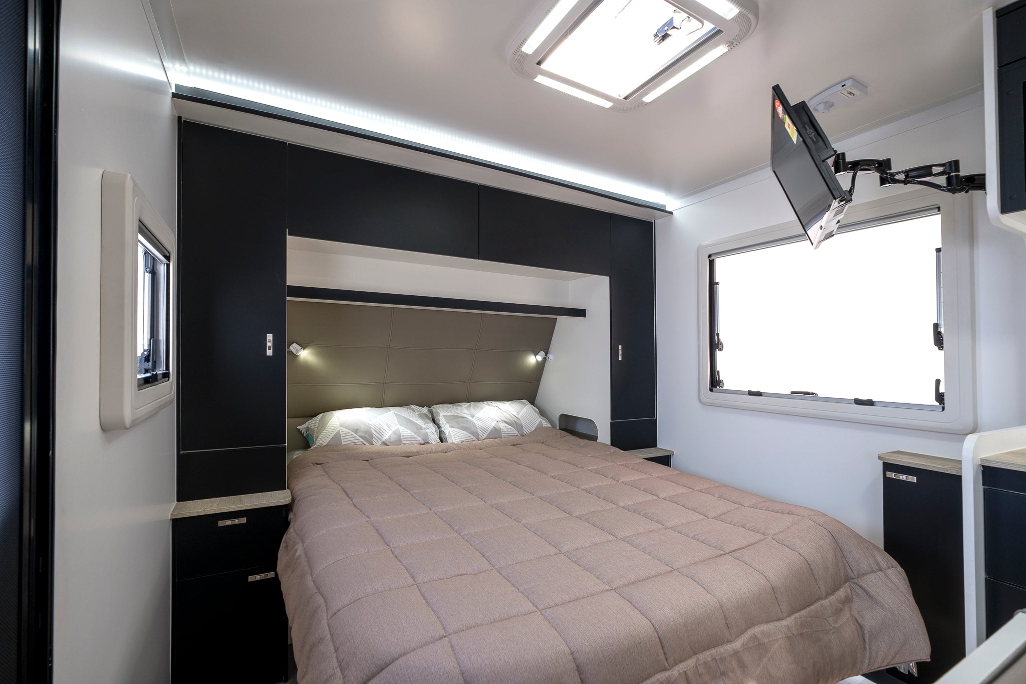 Windsor Genesis 220MD Interior Bed and Television 